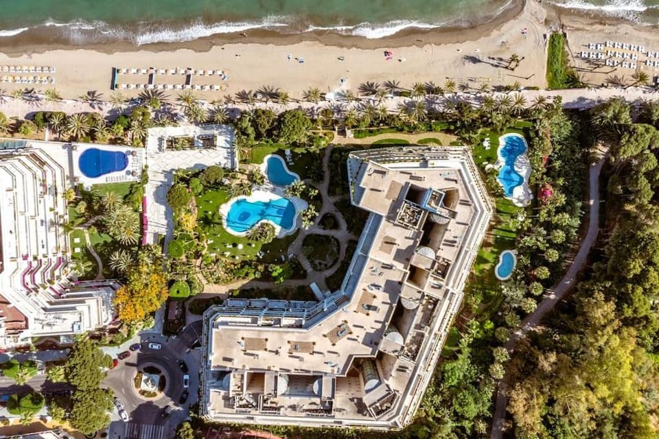 1st line exclusive apt in heart of the Golden Mile Apartment in Marbella