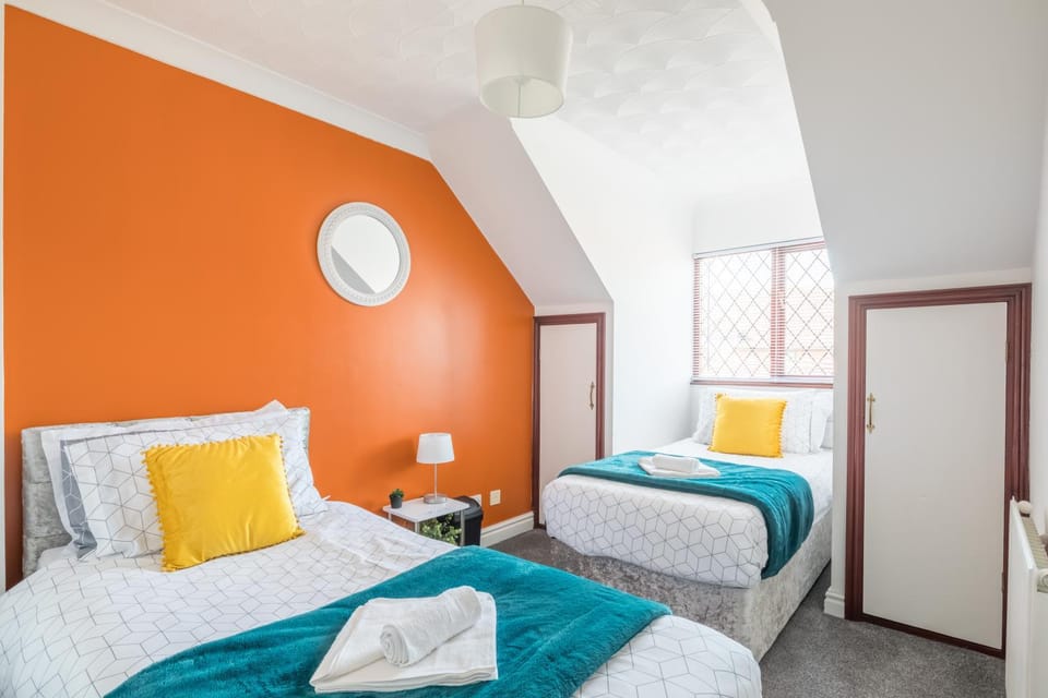 Well-Located Foxdale Stay with Parking Apartment in England