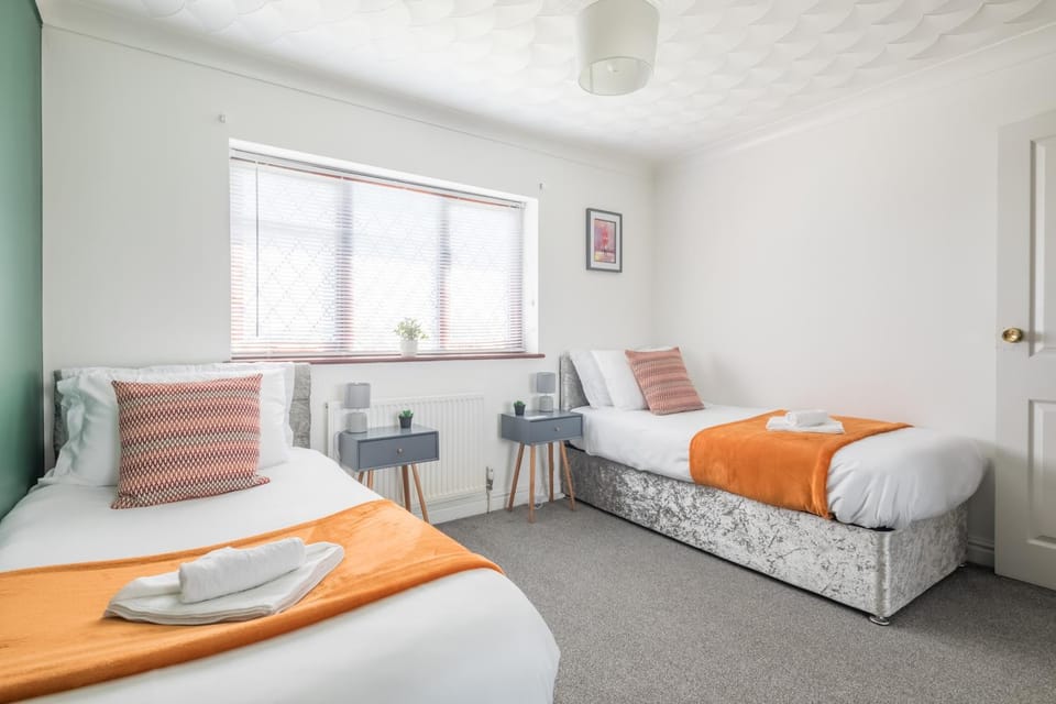 Well-Located Foxdale Stay with Parking Apartment in England