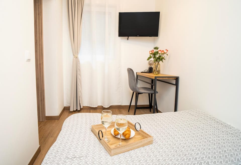 Bed, TV and multimedia, Bedroom