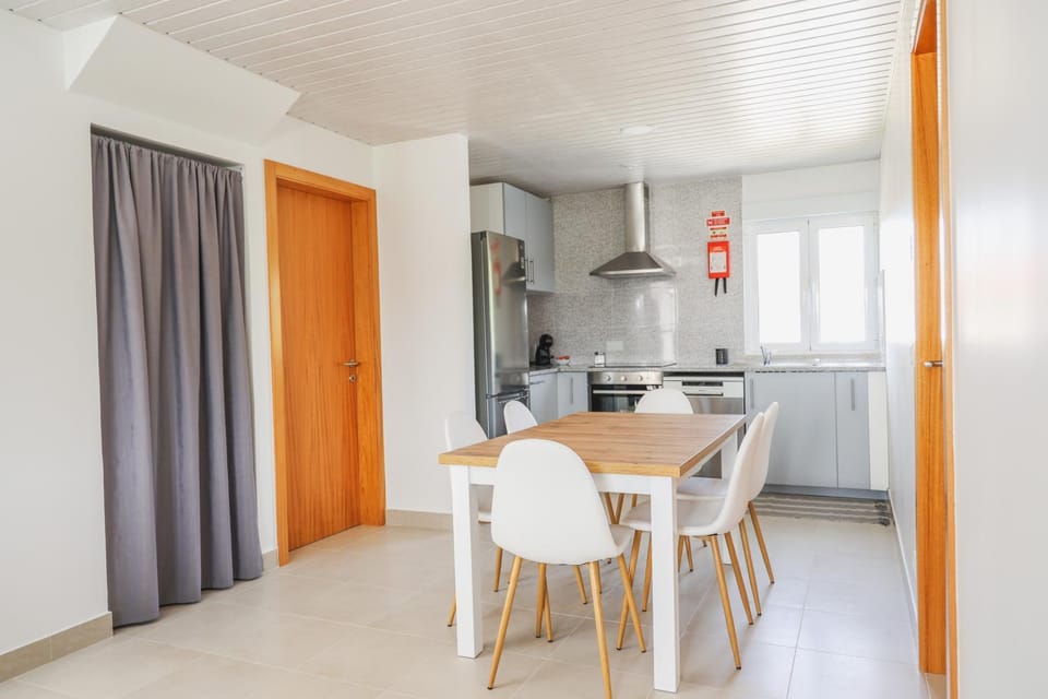Kitchen or kitchenette, Dining area, minibar, pet friendly, stove