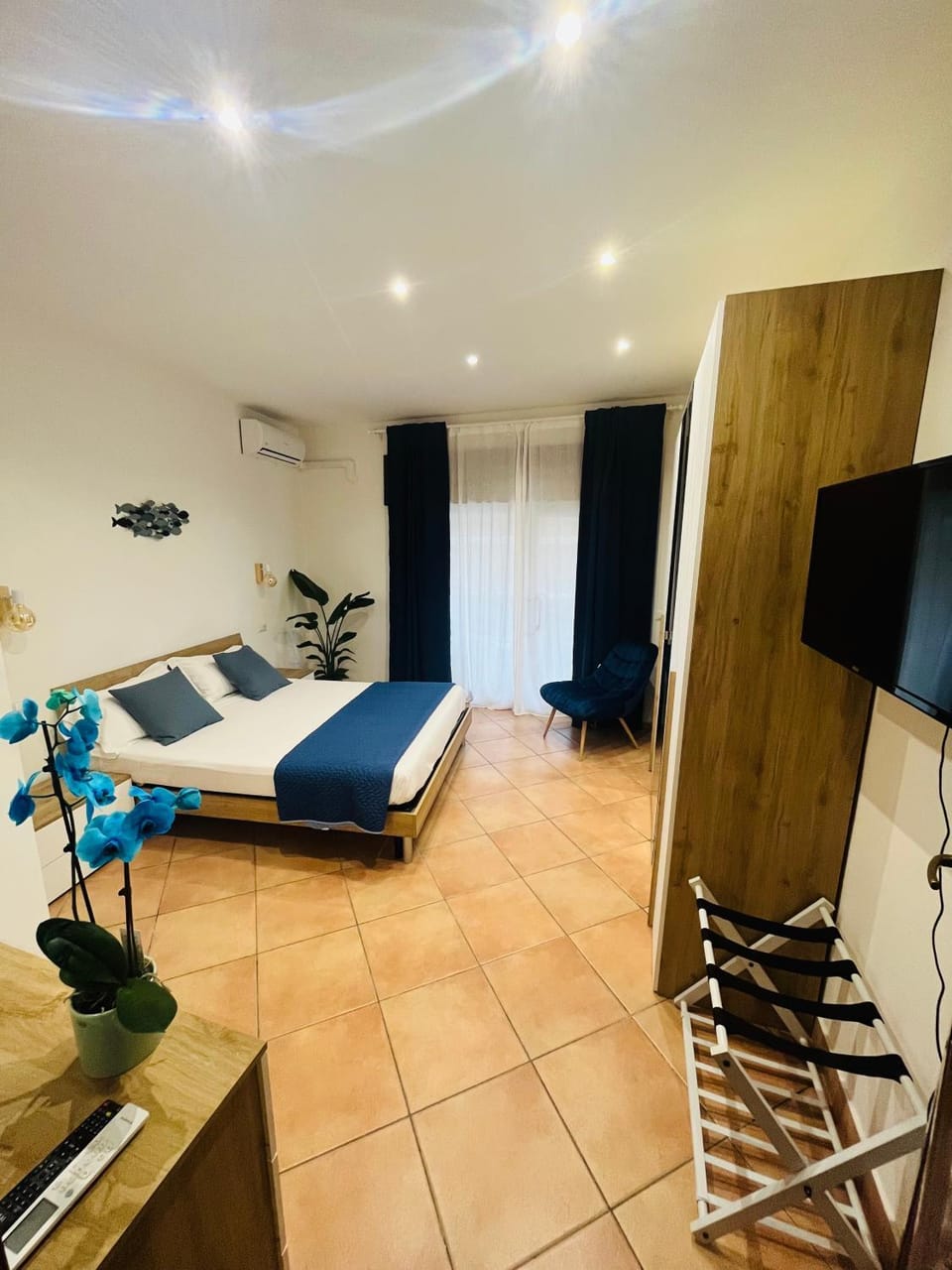 Bed, Photo of the whole room, Bedroom, wardrobe, air conditioner