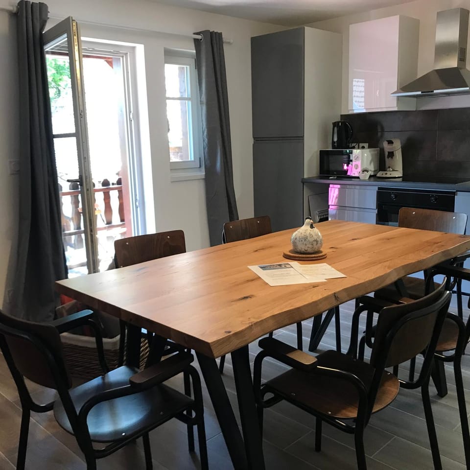 Kitchen or kitchenette, Dining area, stove