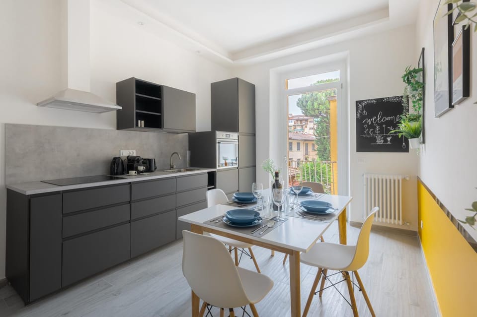 Coffee/tea facilities, View (from property/room), Kitchen or kitchenette, Decorative detail, Decorative detail, Dining area, Breakfast, Breakfast, Lunch, Lunch, Dinner, Dinner, Quiet street view, Inner courtyard view, heating, heating, oven, kitchen, kitchen