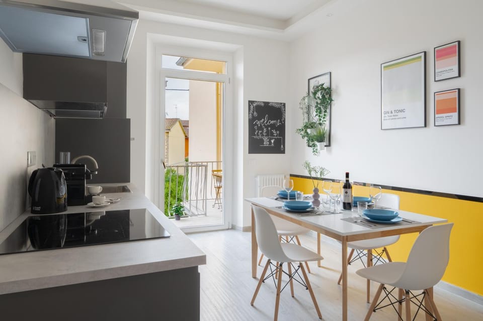Coffee/tea facilities, Kitchen or kitchenette, Dining area, stove, kitchen, kitchen