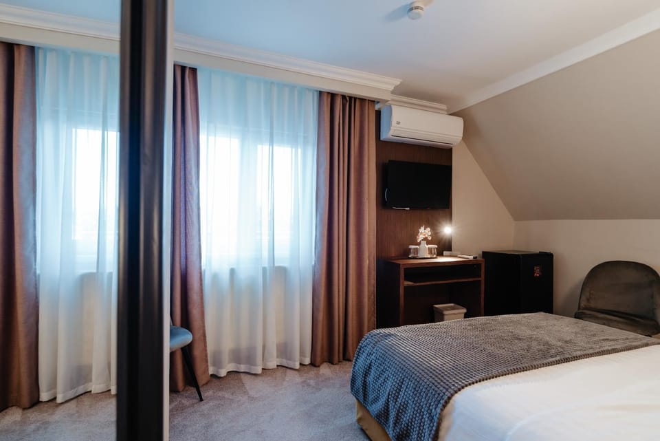 Bed, TV and multimedia, Photo of the whole room, Bedroom