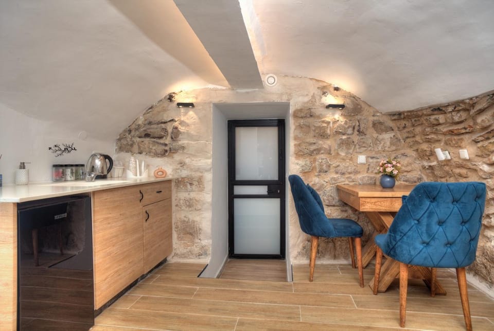 Kitchen or kitchenette, Seating area
