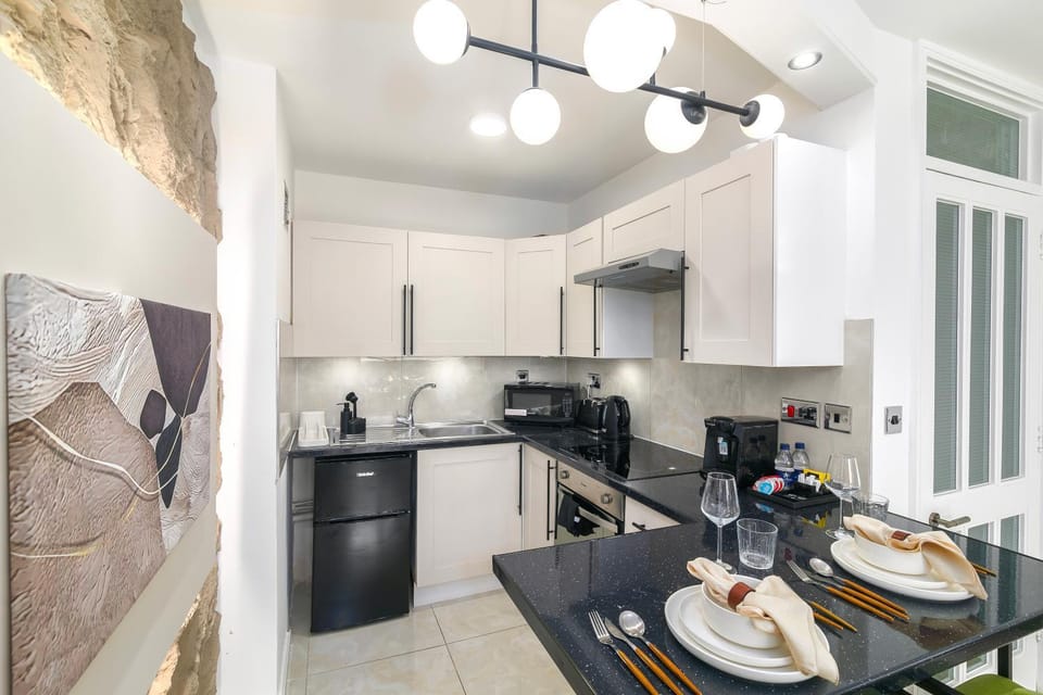 Coffee/tea facilities, microwave, oven, stove, toaster, kitchen