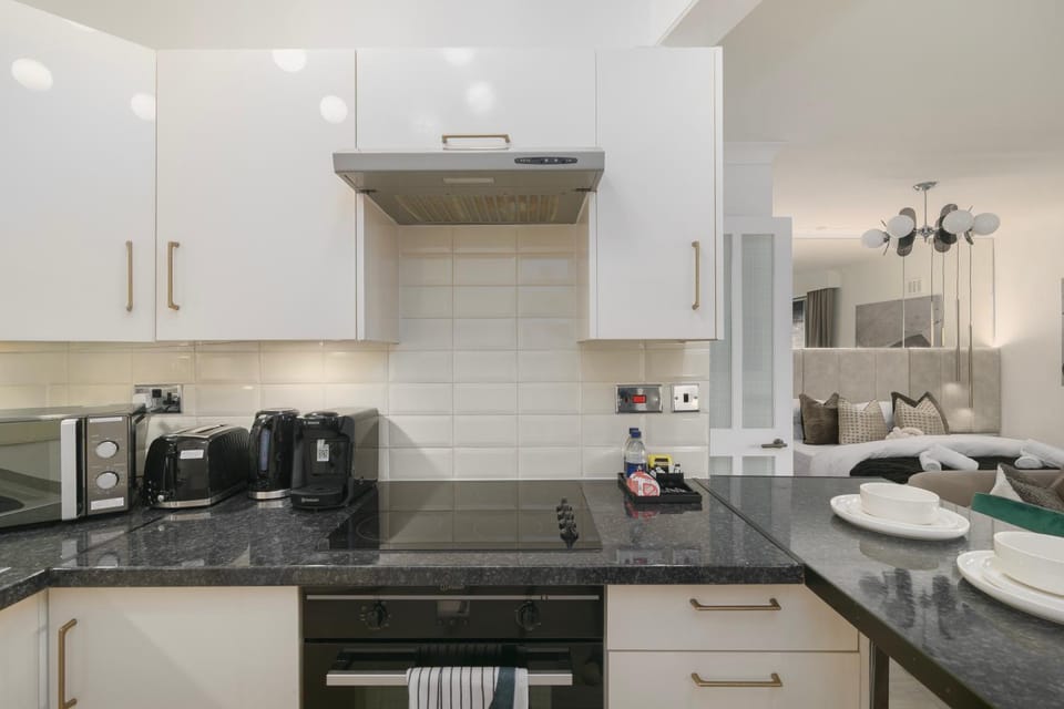 Coffee/tea facilities, microwave, oven, stove, toaster, kitchen
