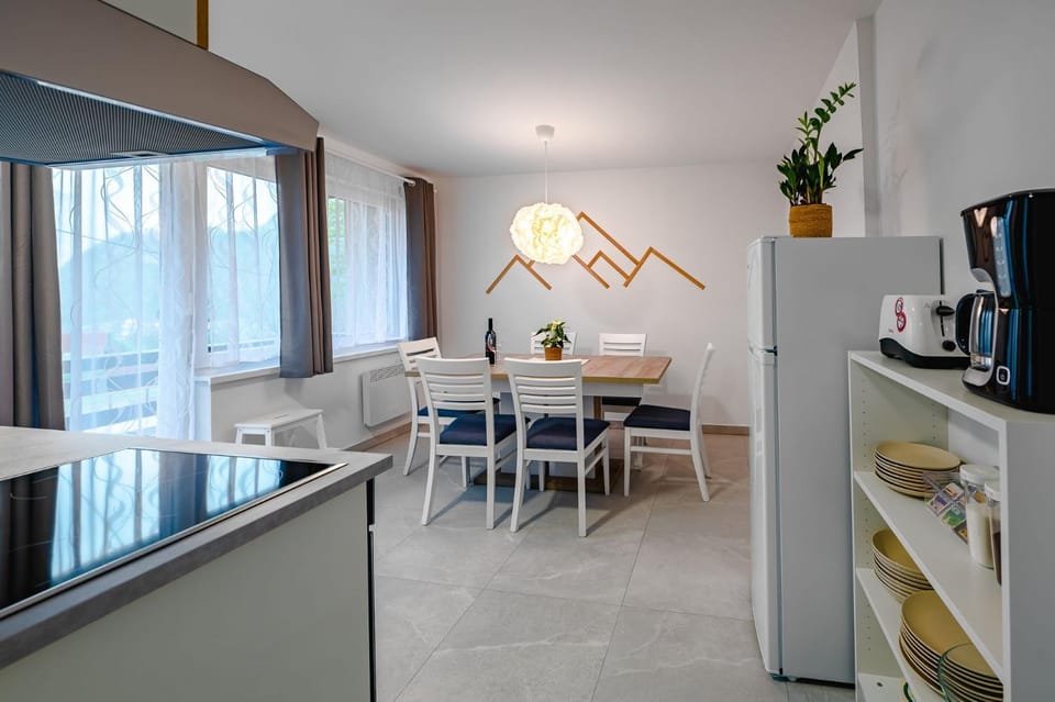 Kitchen or kitchenette, Dining area