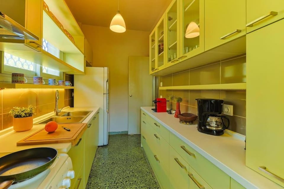 Coffee/tea facilities, Kitchen or kitchenette, oven, stove, toaster