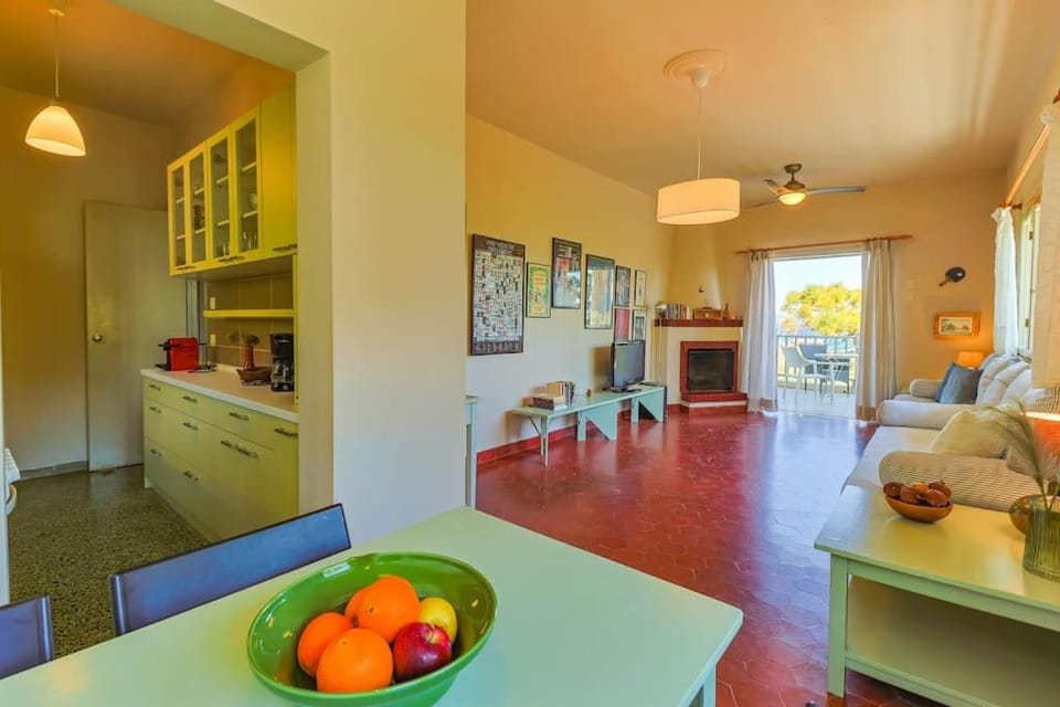 Kitchen or kitchenette, Living room, Food and drinks, Seating area, Dining area, Food