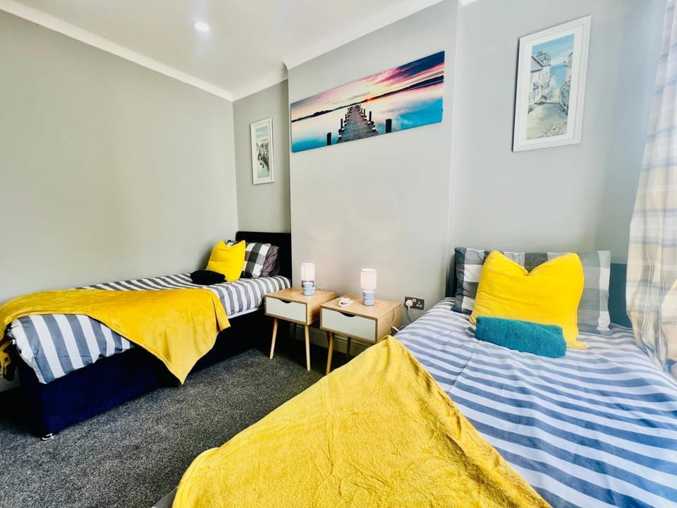 Beach Vibes in Southend-On-Sea by Artisan Stays I Free Parking Apartment in Southend-on-Sea