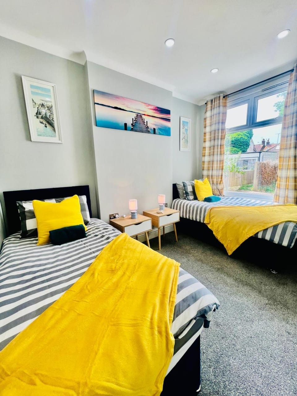 Beach Vibes in Southend-On-Sea by Artisan Stays I Free Parking Apartment in Southend-on-Sea