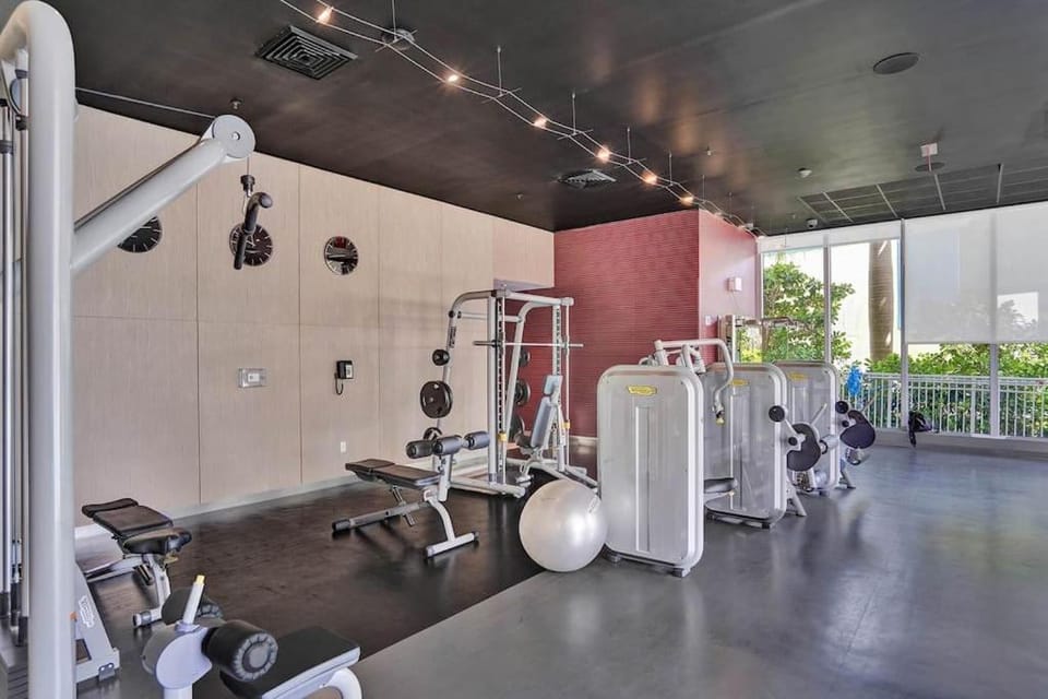 Lower Penthouse 3BD 3BA - Beach Pool Gym Apartment in Hallandale Beach