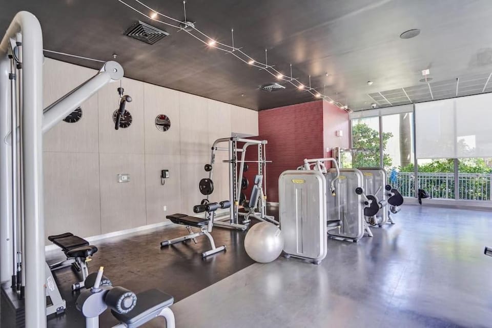 Lower Penthouse 3BD 3BA - Beach Pool Gym Apartment in Hallandale Beach