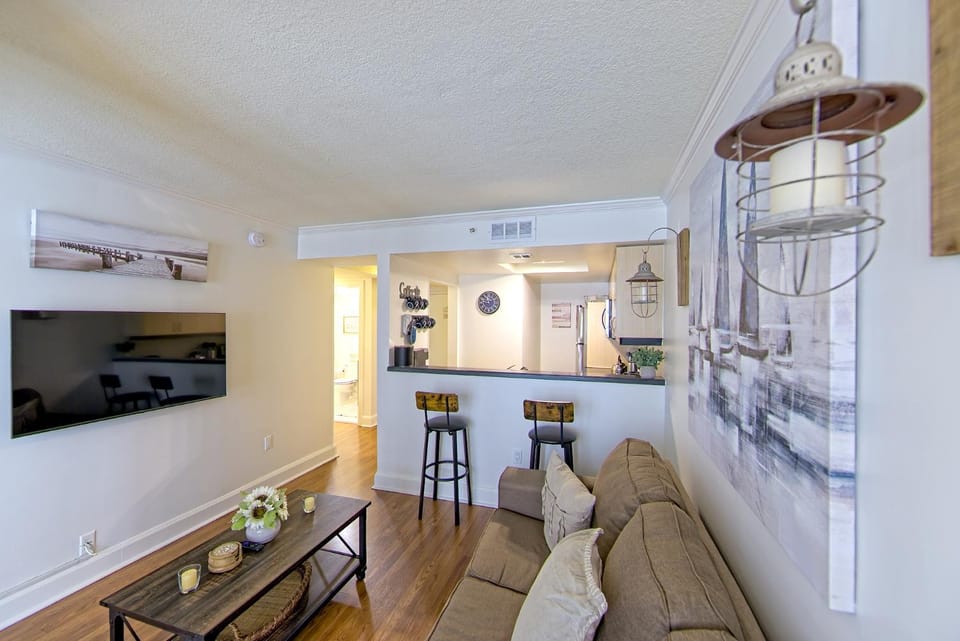 1bed 1bath Steps To Marina & Cocowalk In Grove Apartment in Coconut Grove