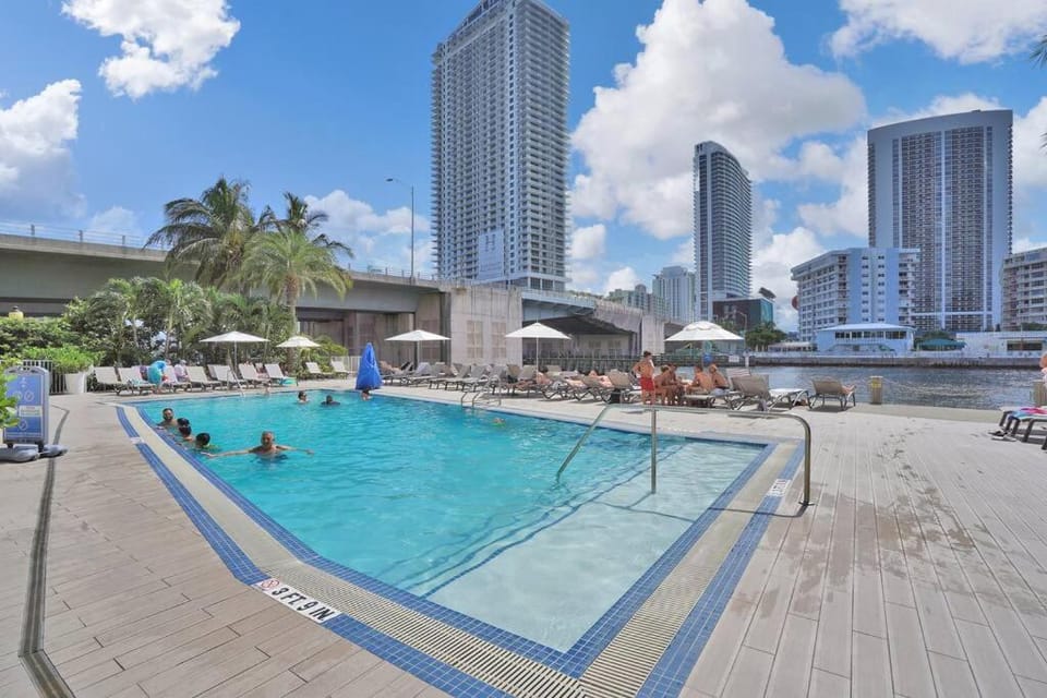 Modern Ocean View 3 Bedroom Condo Resort Amenities Apartment in Hallandale Beach