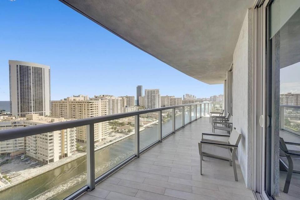 Modern Ocean View 3 Bedroom Condo Resort Amenities Apartment in Hallandale Beach