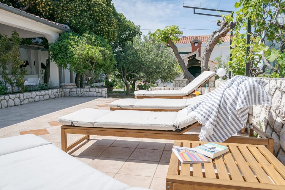 Patio, Day, Garden, Seating area, Garden view, sunbed