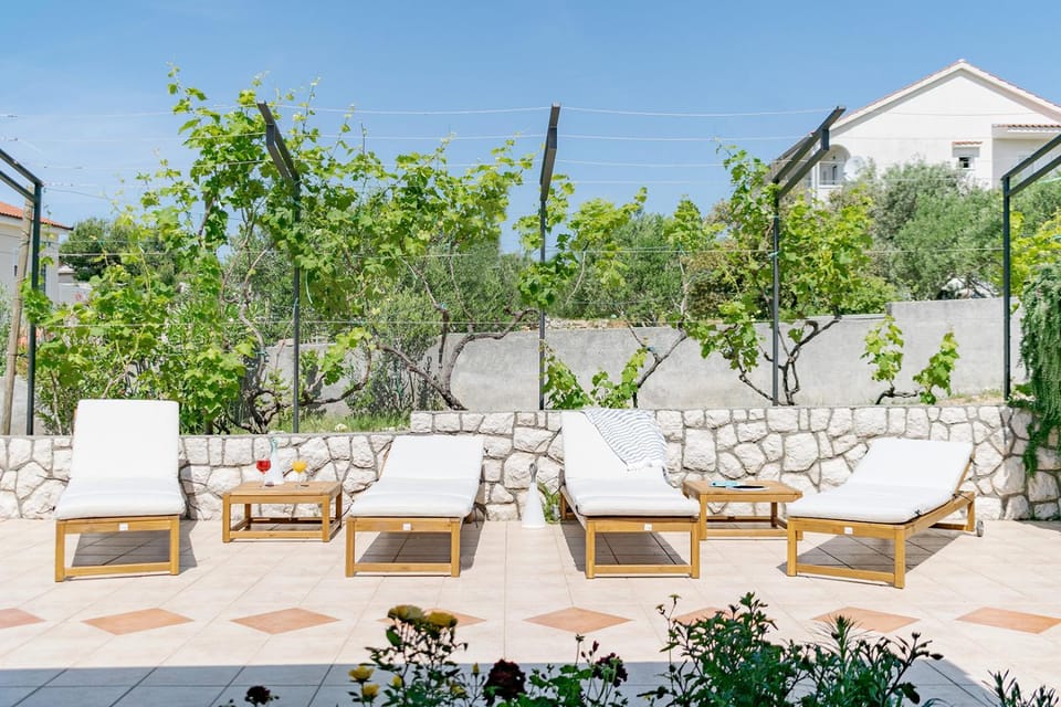 Patio, Day, Garden, Seating area, Garden view, sunbed