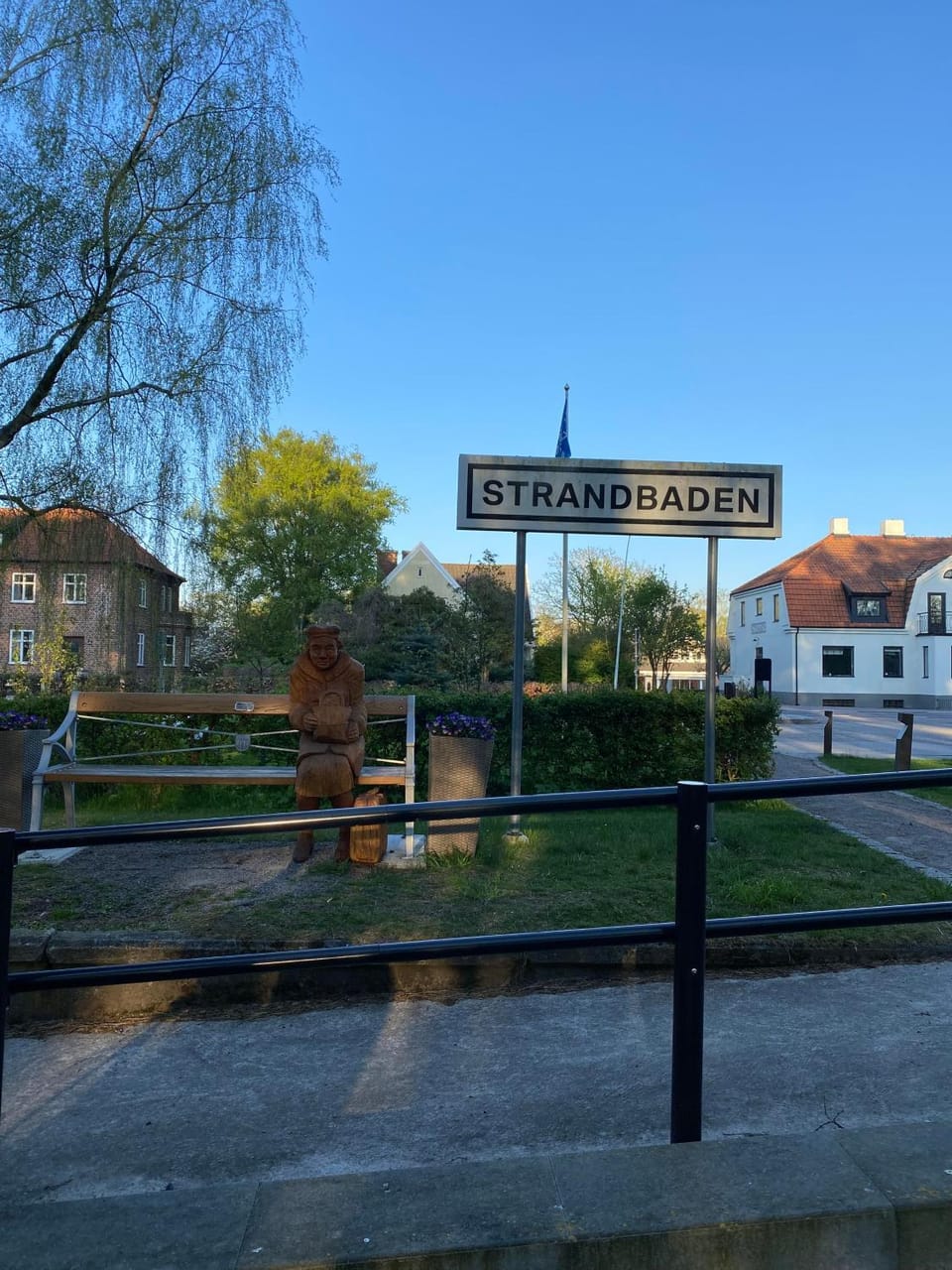 Neighbourhood, Logo/Certificate/Sign, Text overlay, Location
