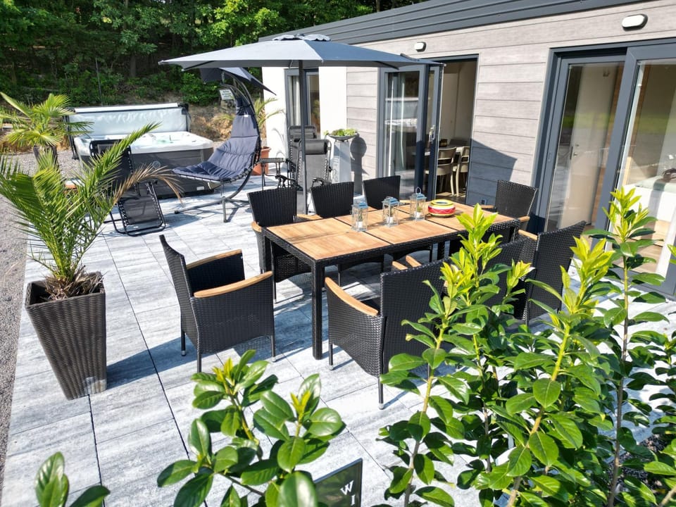 Property building, Patio, Day, Balcony/Terrace, Seating area, Dining area