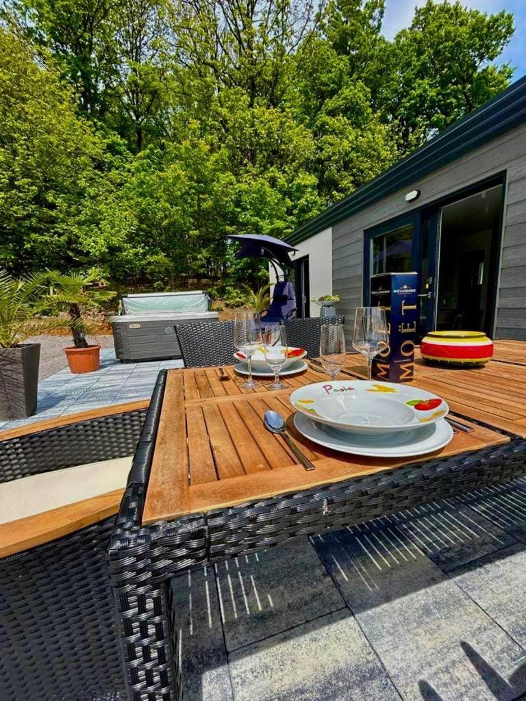 Patio, Day, Garden, Seating area, Dining area, Garden view