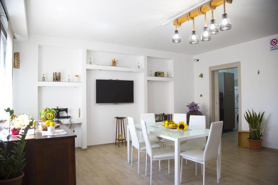 Communal lounge/ TV room, TV and multimedia, Seating area
