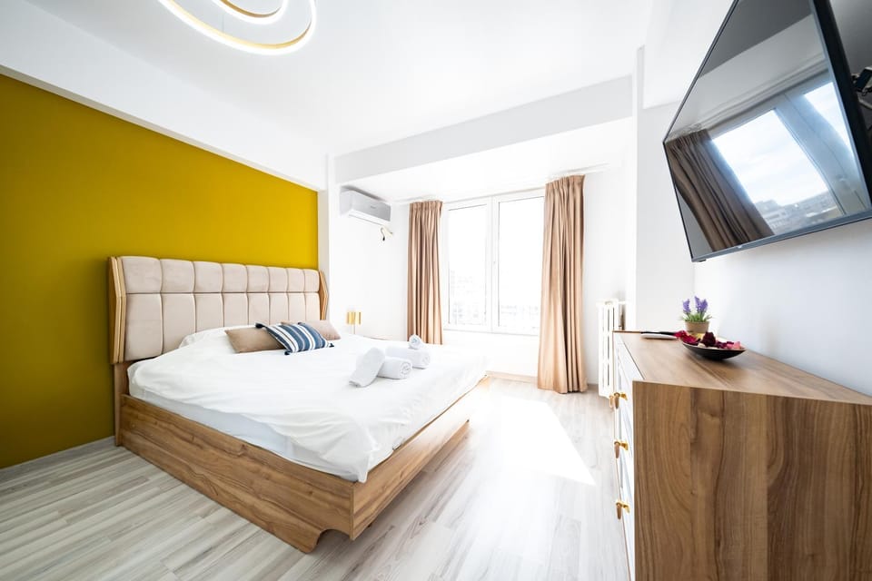 Bed, TV and multimedia, Photo of the whole room, Bedroom