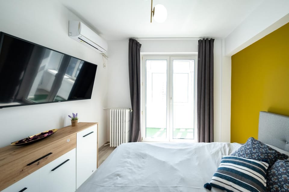 Bed, TV and multimedia, Photo of the whole room, Bedroom, air conditioner