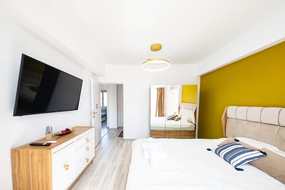 Bed, TV and multimedia, Photo of the whole room, Bedroom