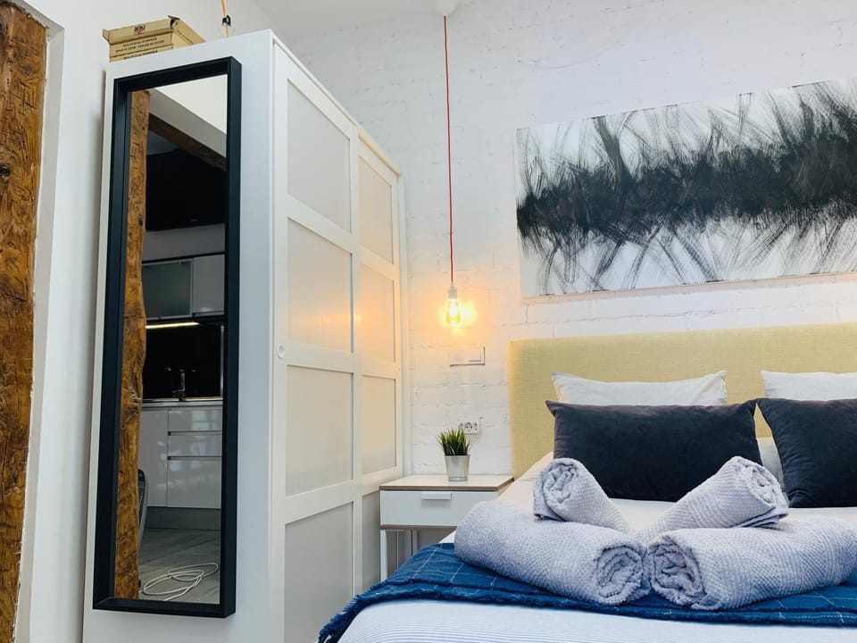 Photo of the whole room, Bedroom, wardrobe