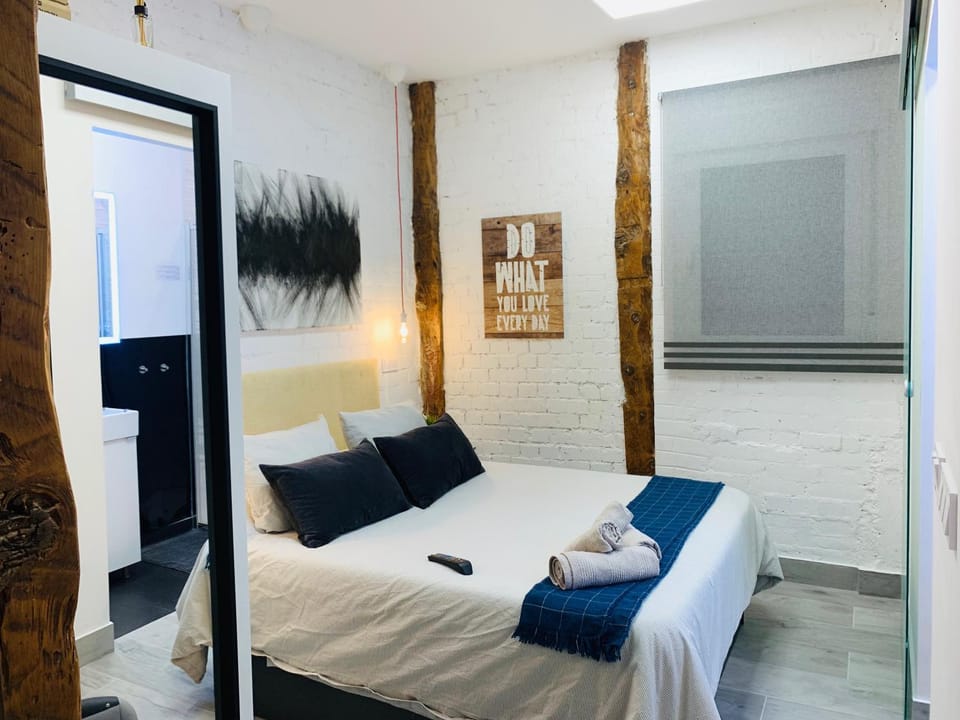 Photo of the whole room, Bedroom