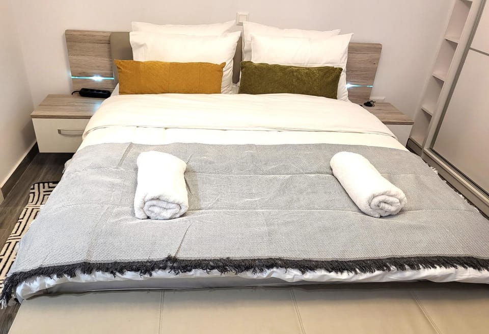 Bed, Bedroom, towels