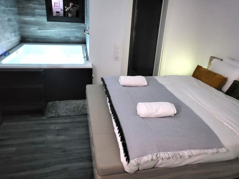 Bed, Bedroom, towels