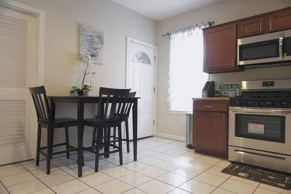 Kitchen or kitchenette, Dining area, dishwasher, minibar, oven, stove