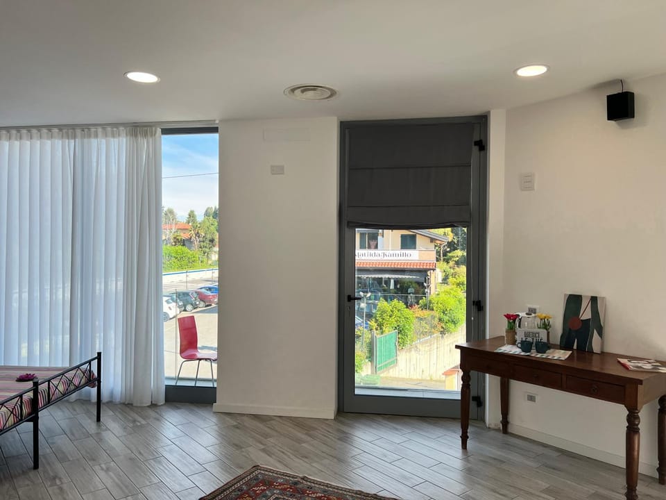 Bed, Balcony/Terrace, Photo of the whole room, hair dresser