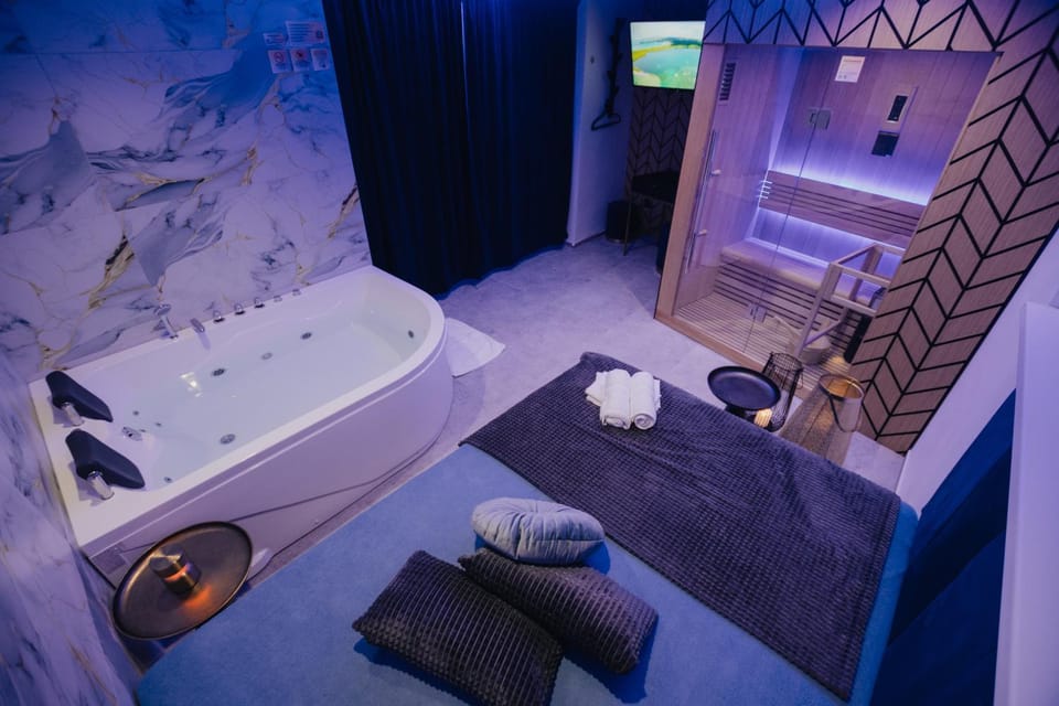 Bed, Hot Tub, Sauna, Bedroom, Bath, towels