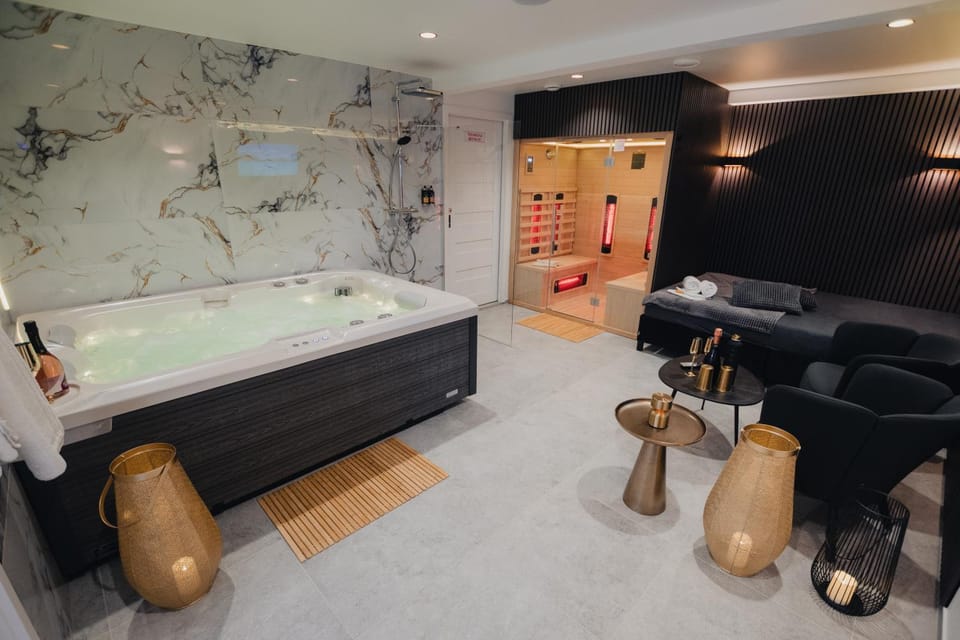 Bed, Hot Tub, Sauna, Bathroom, Photo of the whole room, Bath