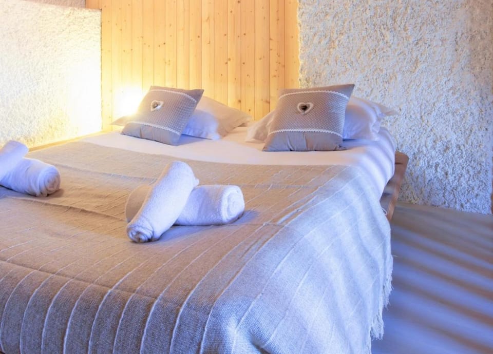 Bed, Other, Photo of the whole room, Bedroom, towels