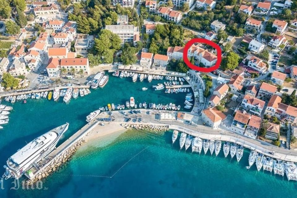 Centrum Bol Apartment - One Minute from the Sea Apartment in Bol