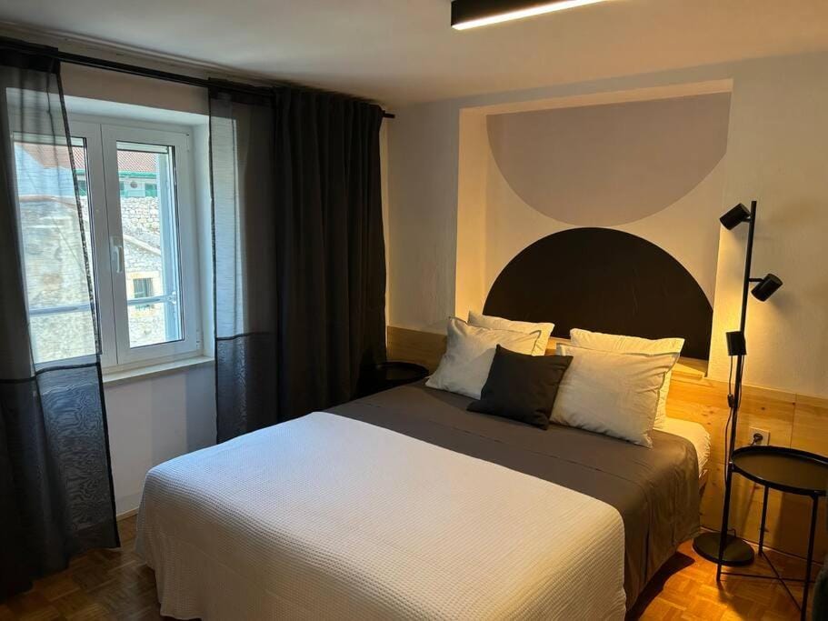 Centrum Bol Apartment - One Minute from the Sea Apartment in Bol