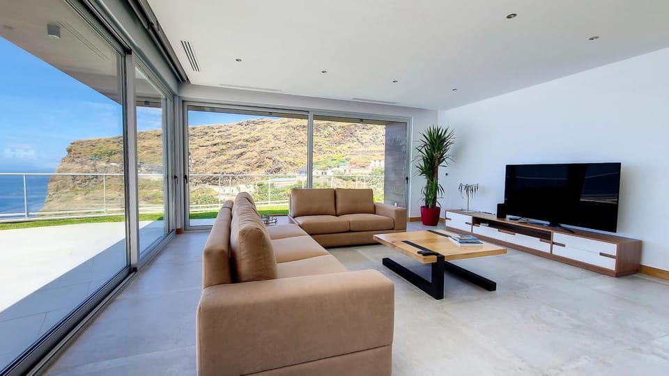Villa Blue Horizon by LovelyStay Villa in Madeira District