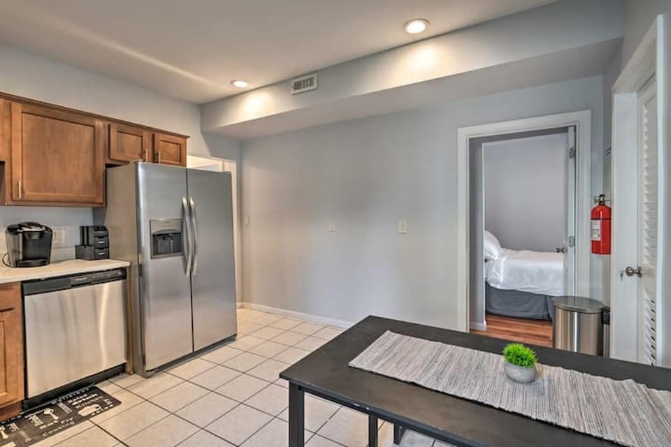 Kitchen or kitchenette, Dining area, minibar, oven, stove, toaster