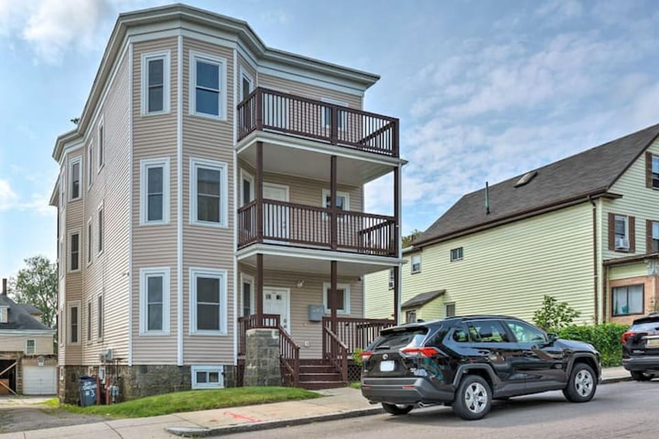 Property building, Day, Neighbourhood, Street view, Location, Parking
