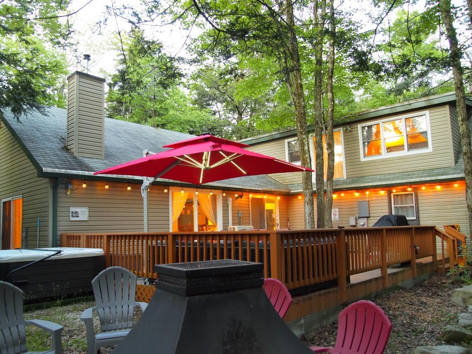 Patio, Hot Tub, Seating area, flat iron