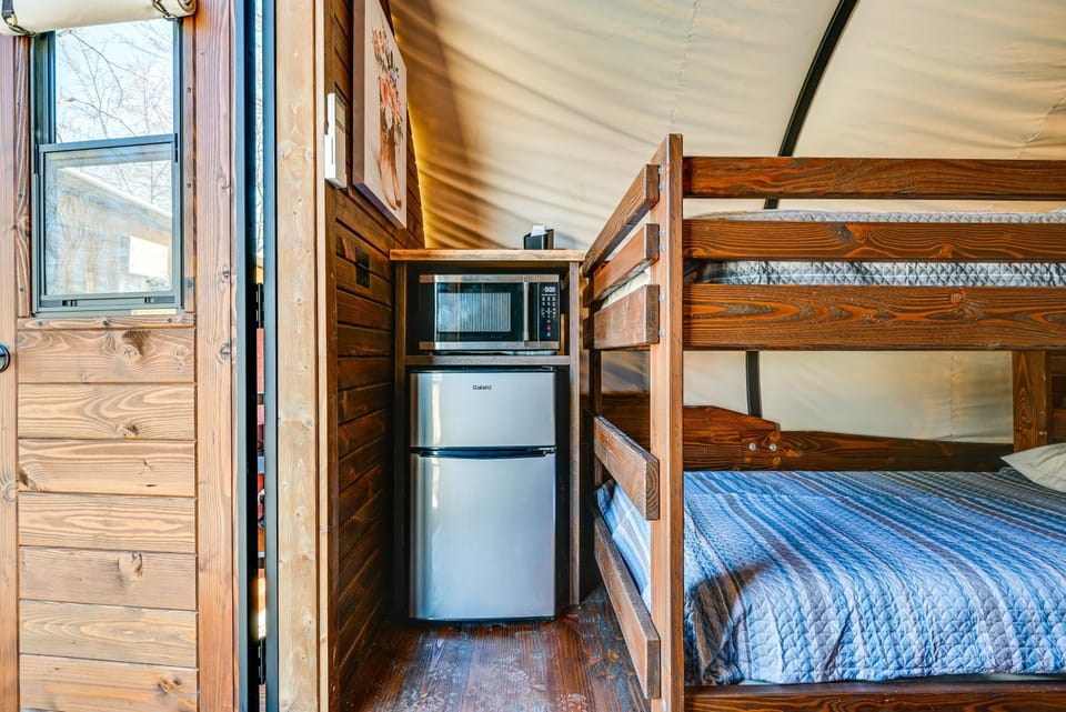 Kitchen or kitchenette, bunk bed, minibar