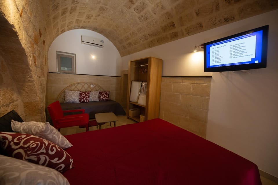 Bed, TV and multimedia, Living room, Photo of the whole room, Seating area, Bedroom