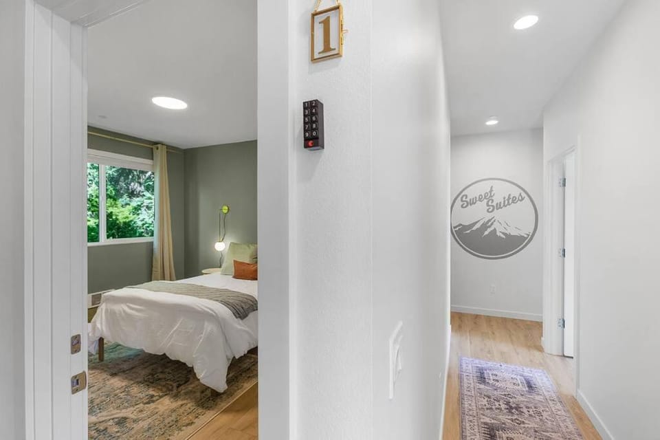 Kurt's Sweet Suite - 84 Walkscore Apartment in Seattle